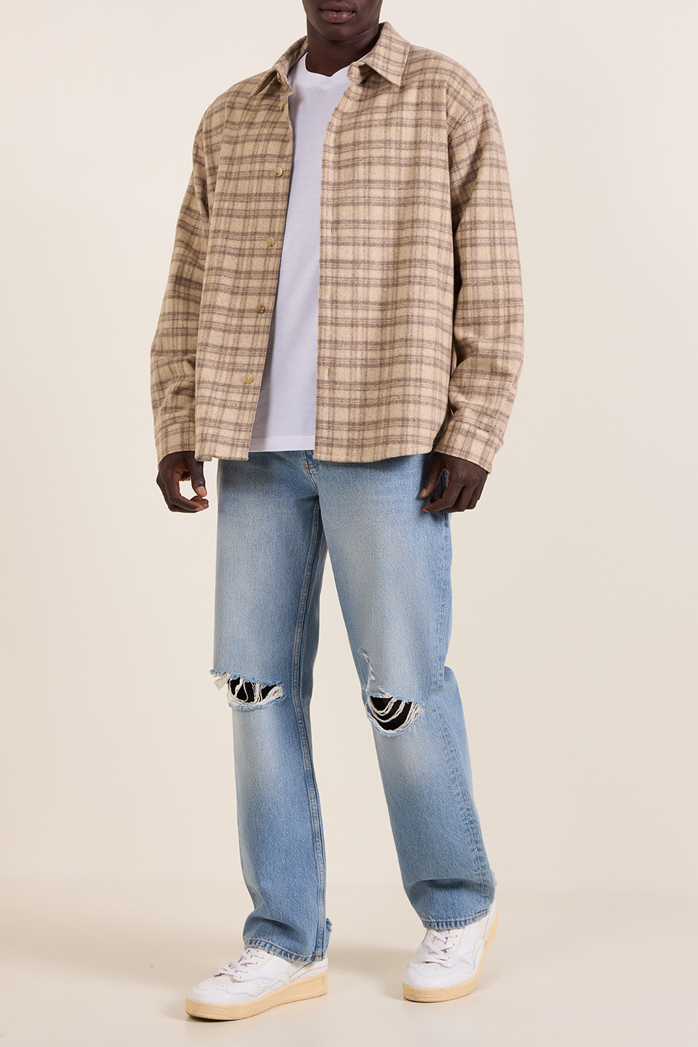 תמונת כל הלוק של חולצה מכופתרת